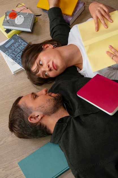 Foto gratuita coppia che si gode l'appuntamento in libreria