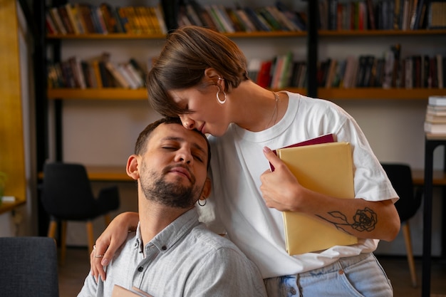 Foto gratuita coppia che si gode l'appuntamento in libreria