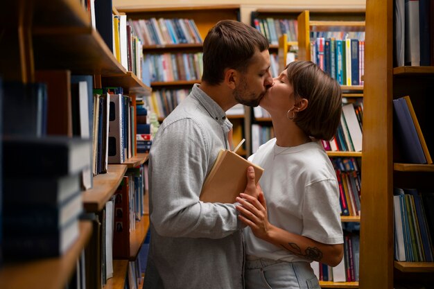 Foto gratuita coppia che si gode l'appuntamento in libreria