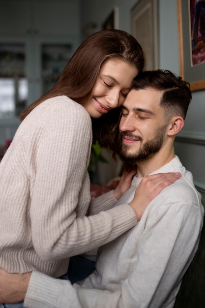 Foto gratuita coppia che si gode i suoi momenti di intimità