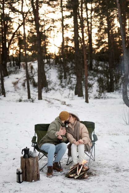 冬のキャンプを楽しんでいるカップル