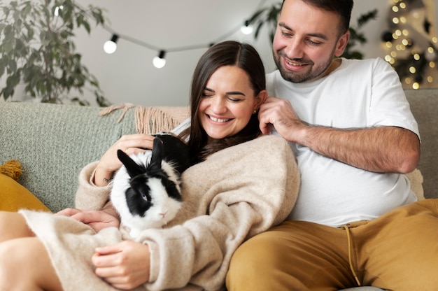 Coppia che si gode lo stile di vita a casa d'inverno