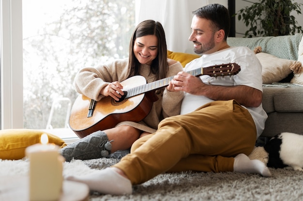 Coppia che si gode lo stile di vita a casa d'inverno