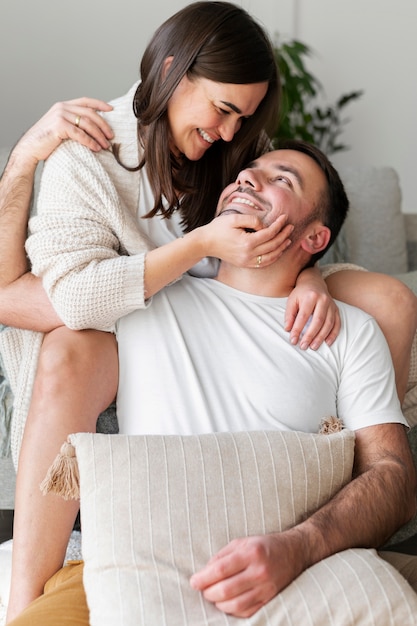 Foto gratuita coppia che si gode lo stile di vita a casa d'inverno