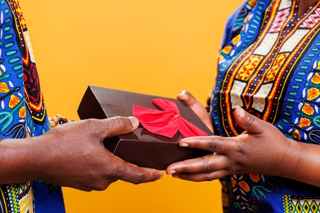 Free photo couple exchanging anniversary gift