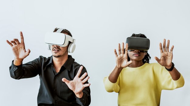 VR 시뮬레이션 엔터테인먼트 기술을 경험하는 커플