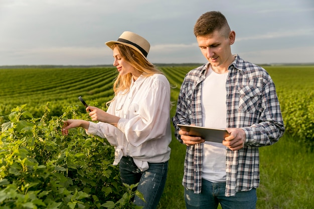 Free photo couple at farm with tablet