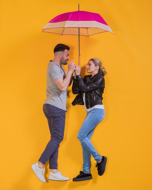 傘で浮かぶカップル