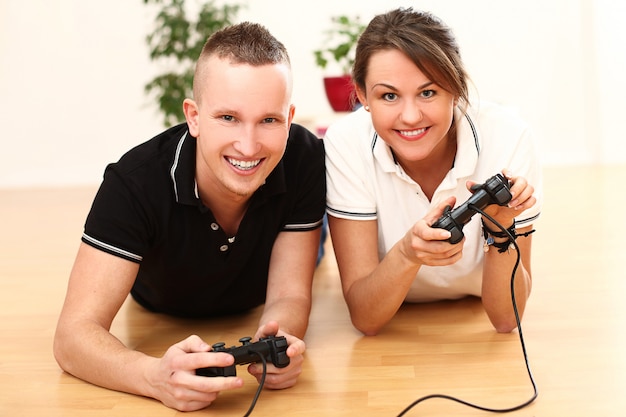Free photo couple gaming at home