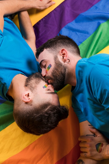 Пара геев нежно целуется