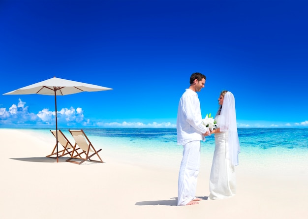 Пара, получающая брак на пляже.
