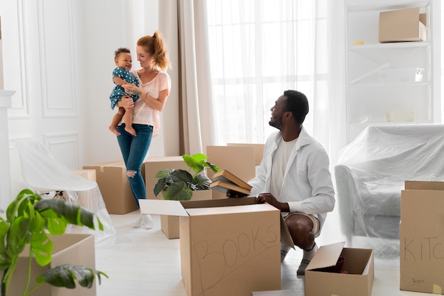 Free photo couple getting ready to move with their daughter