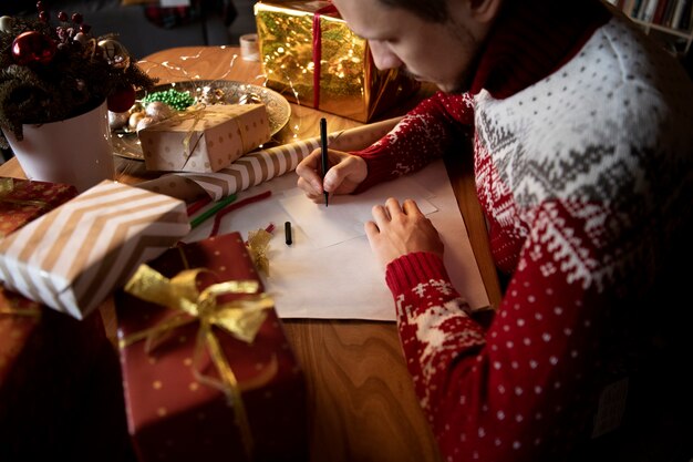 お互いにクリスマスプレゼントを与えるカップル