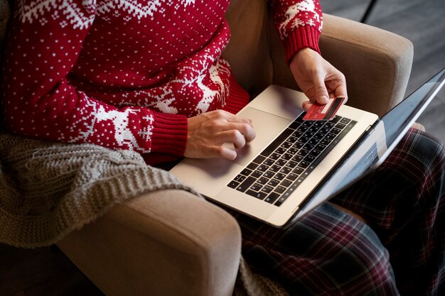 お互いにクリスマスプレゼントを与えるカップル