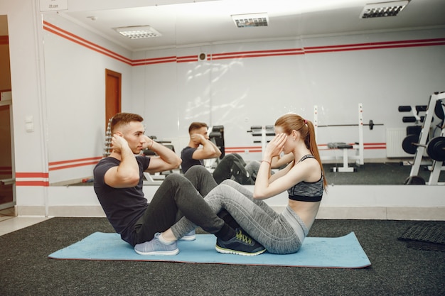 Free photo couple in a gym