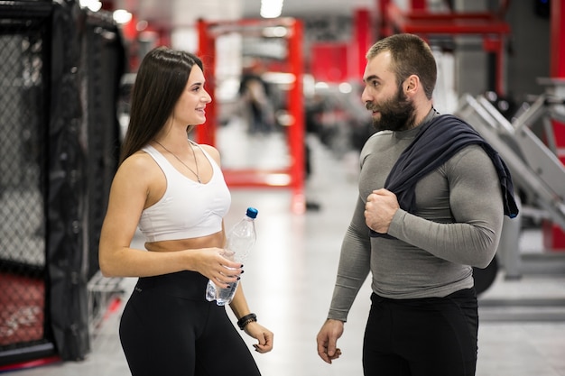 Free photo couple at gym