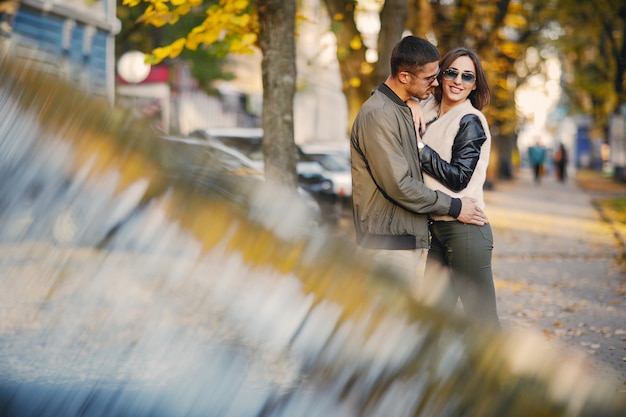 Free photo couple hanging out in the city