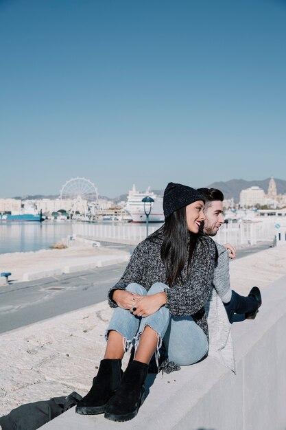 Foto gratuita coppia al porto in una giornata di sole