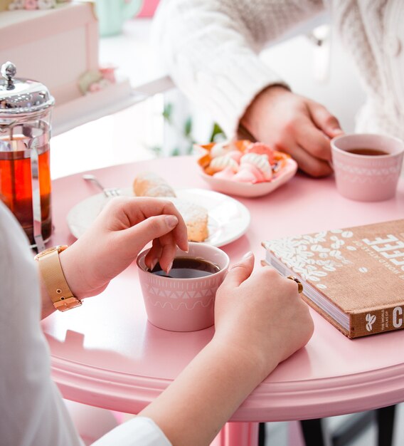 カップルはお菓子とお茶を飲む