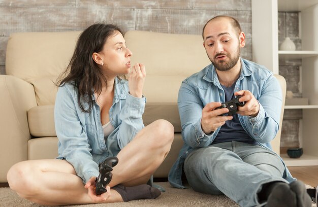 オンラインビデオゲームで負けた後に論争をしているカップル