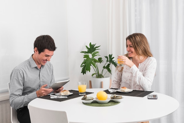 Free photo couple having breakfast at home