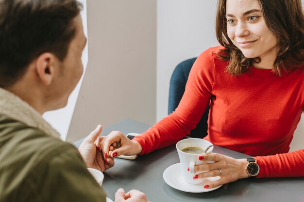 レストランでコーヒーを飲んでいるカップル