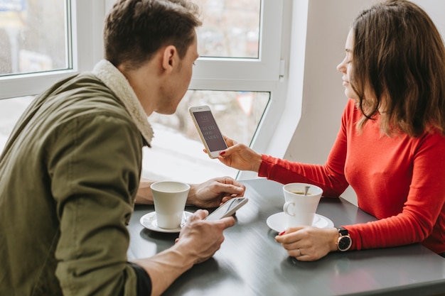 レストランでコーヒーを飲んでいるカップル