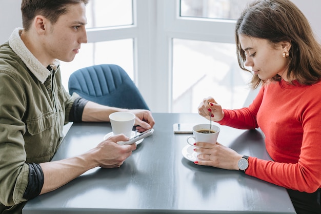 レストランでコーヒーを飲んでいるカップル