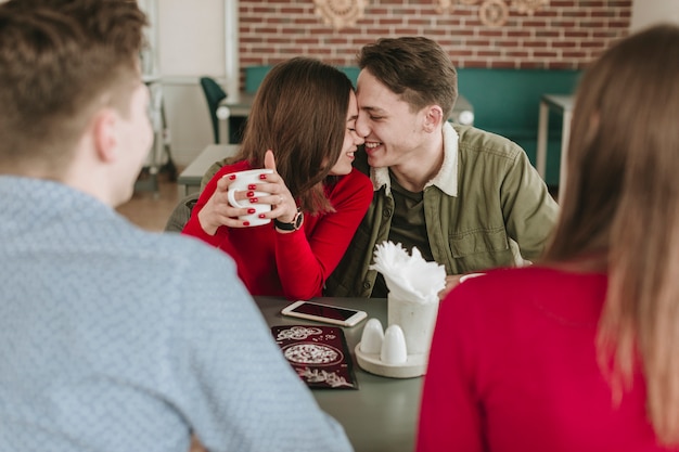 Foto gratuita coppie che mangiano caffè in un ristorante