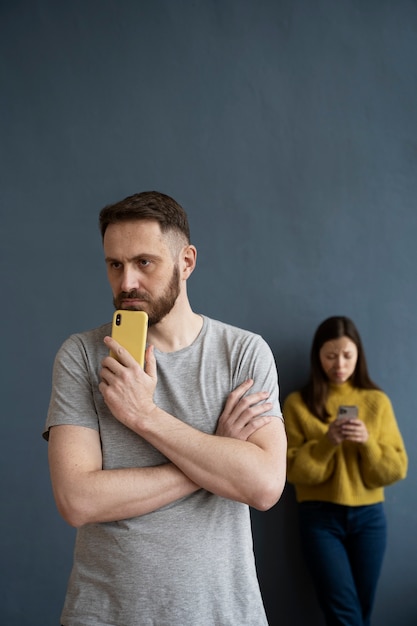 Foto gratuita coppia che ha problemi di comunicazione