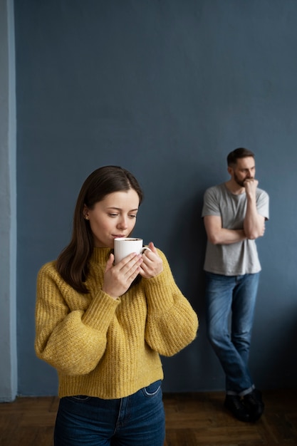 Foto gratuita coppia che ha problemi di comunicazione