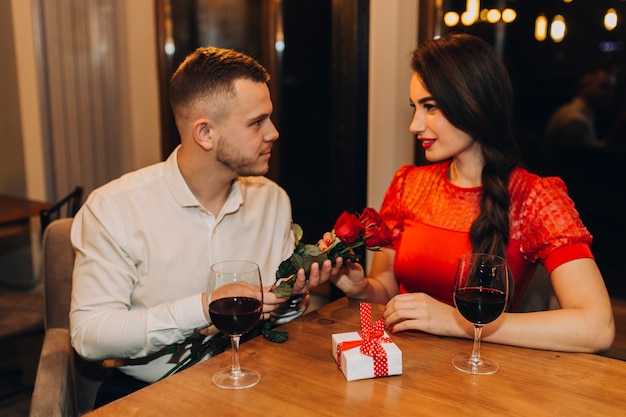 Бесплатное фото Пара, имеющая свидание в кафе