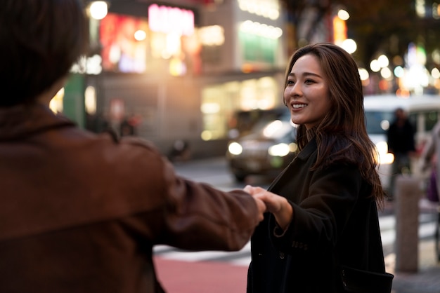 夜のデートをしているカップル