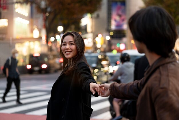 夜のデートをしているカップル