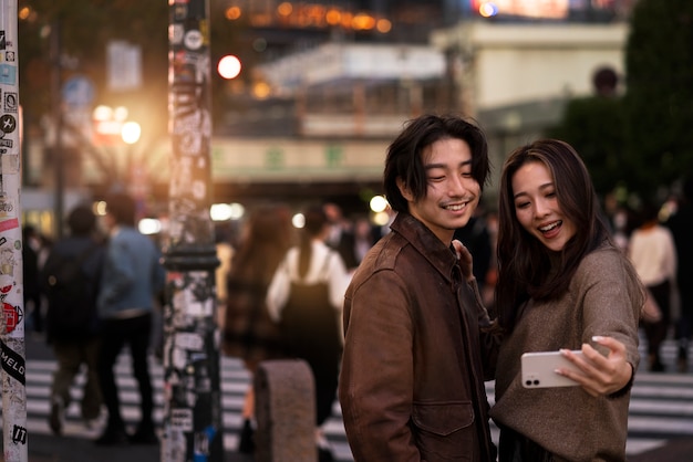 夜のデートをしているカップル