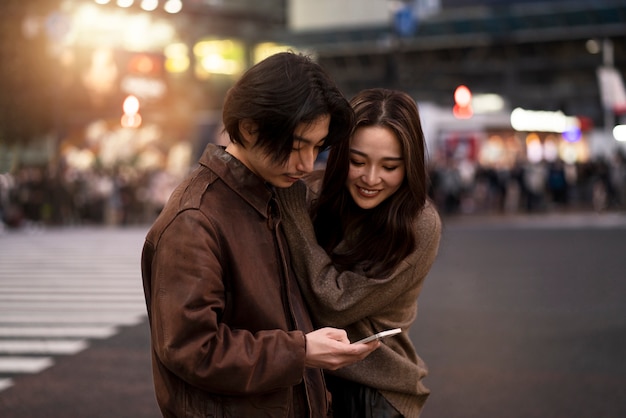 夜のデートをしているカップル