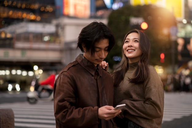 夜のデートをしているカップル