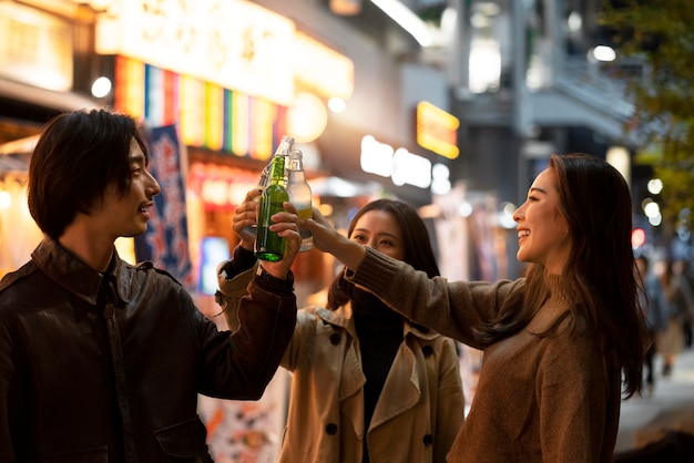 夜のデートをしているカップル