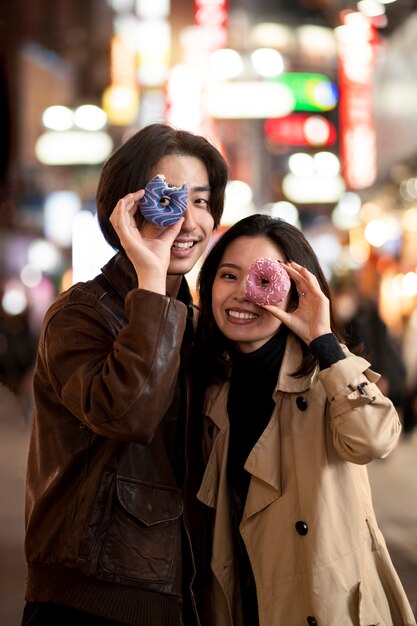 夜のデートをしているカップル