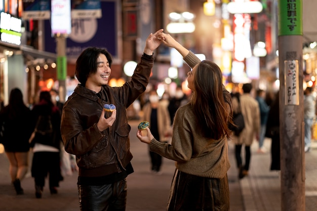 夜のデートをしているカップル