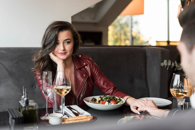 Free photo couple having dinner at a restaurant