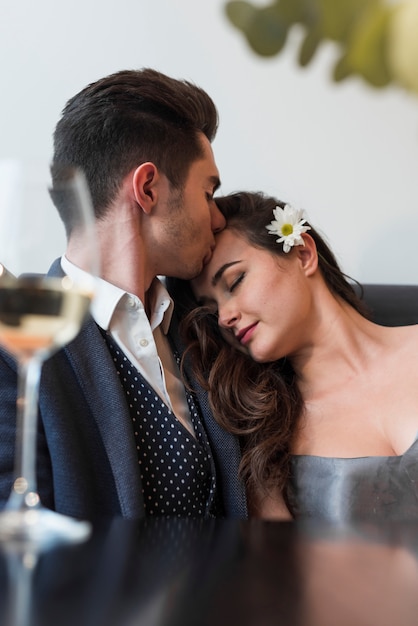 Free photo couple having dinner at a restaurant