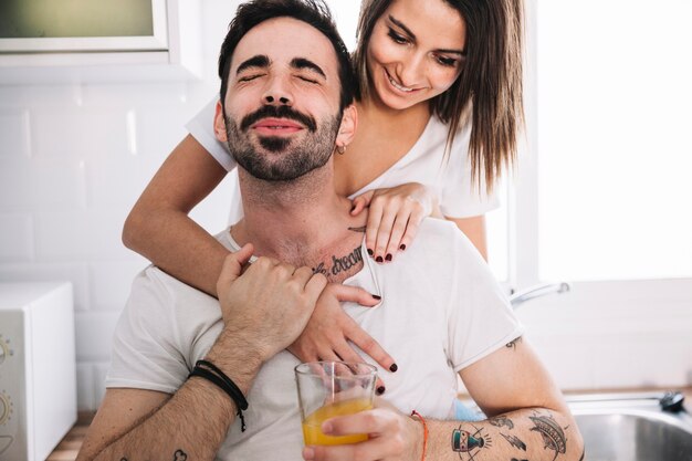 Free photo couple having fun in kitchen