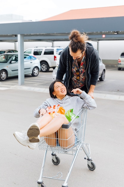 カップルが駐車場で楽しんで