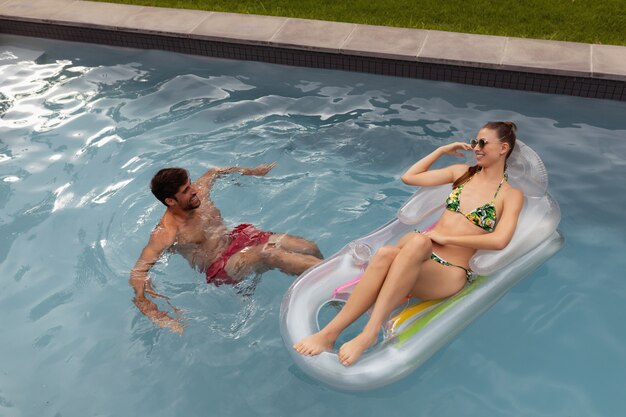 Пара веселятся вместе в бассейне