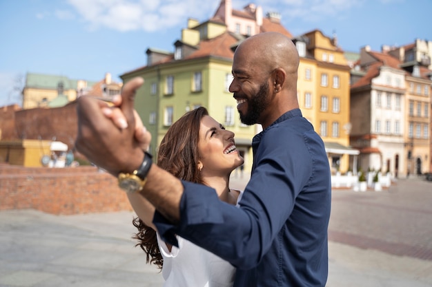 Free photo couple having a latin dance performance in the city