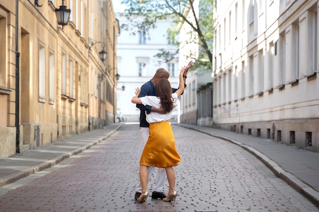 Free photo couple having a latin dance performance in the city