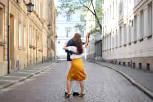 Free photo couple having a latin dance performance in the city