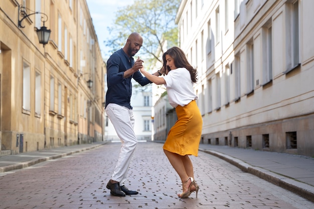 Пара танцует латинские танцы в городе