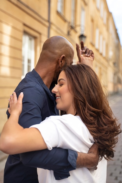 Free photo couple having a latin dance performance in the city